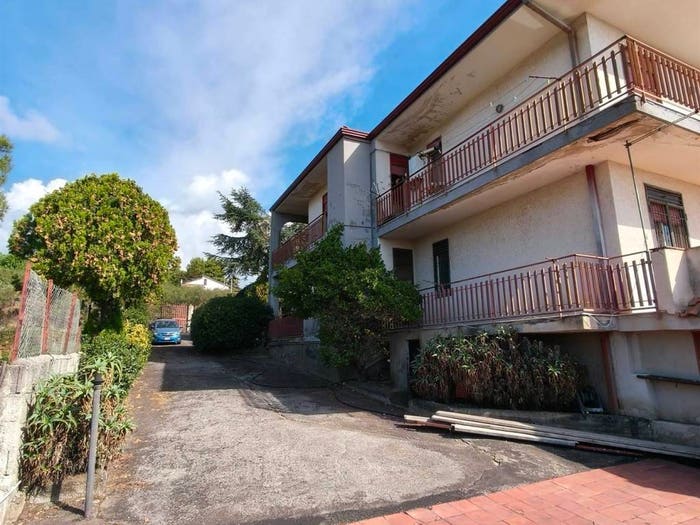 Appartamento con 5 locali in vendita in via Luigi Pirandello, Centro, Mascalucia