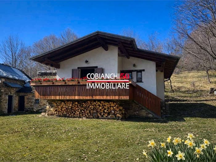 Casa con 6 locali in vendita in via Caprezzo, Caprezzo