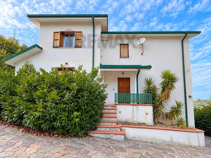 Casa con 6 locali in vendita in Via Puglia, Carolei