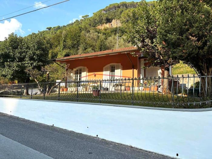 Casa quadrilocale in vendita in Via Giovanni Pietro Vitali, Mirteto, Massa