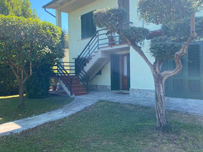 Casa con 6 locali in vendita in Via Albertesca, Iolo, Prato