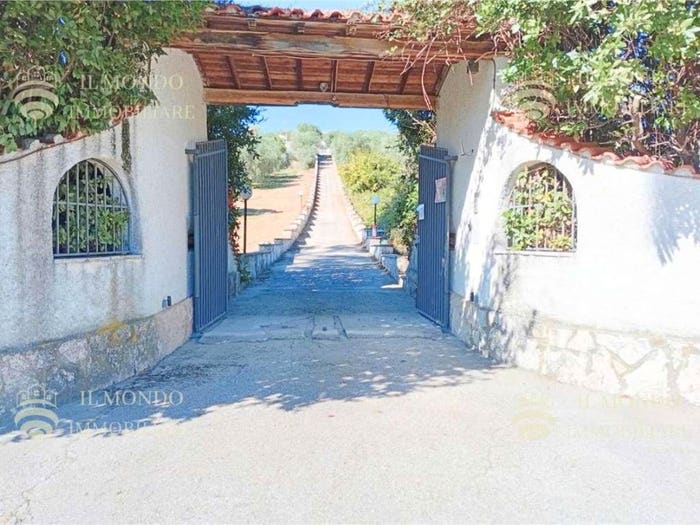 Casa con 6 locali in vendita in Palombara Sabina