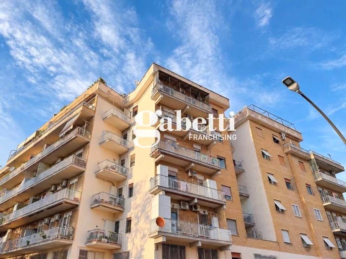 Appartamento trilocale in vendita in Via Tolmezzo, Villa Gordiani, Roma