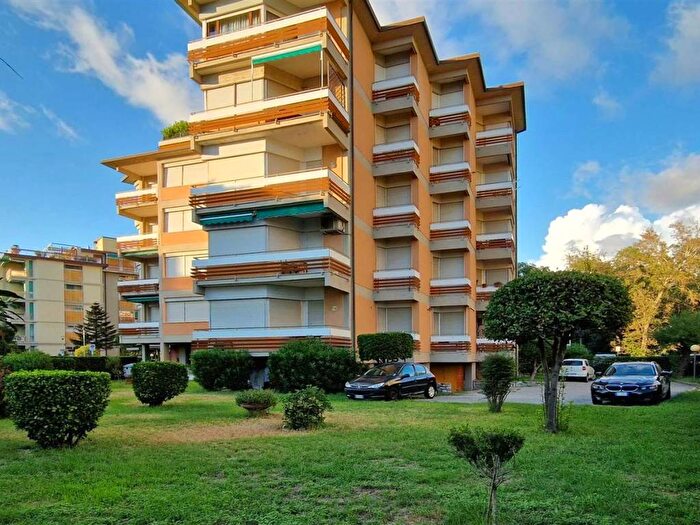Appartamento con 5 locali in vendita in Quartiere A Diaz, Città Giardino, Viareggio
