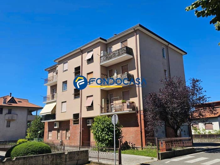 Appartamento trilocale in vendita in Via Francesco Petrarca, Centro, Bernareggio