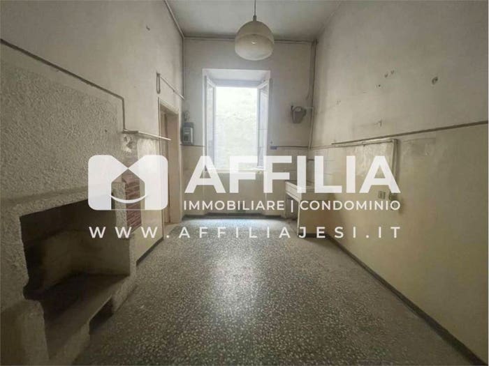 Appartamento quadrilocale in vendita in Via Roccabella, Centro Storico, Jesi