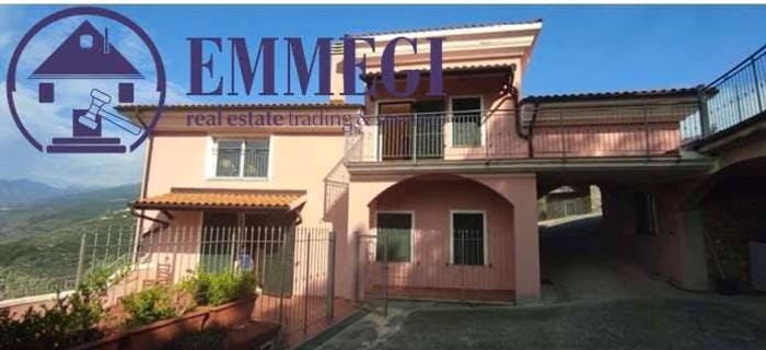 Appartamento quadrilocale in vendita in Strada Martorella, Chiusanico
