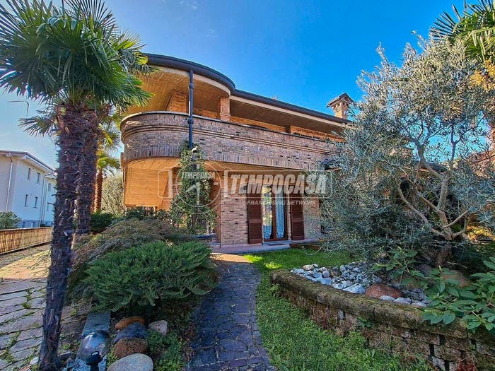 Casa con 6 locali in vendita in Via Toce, Cesate