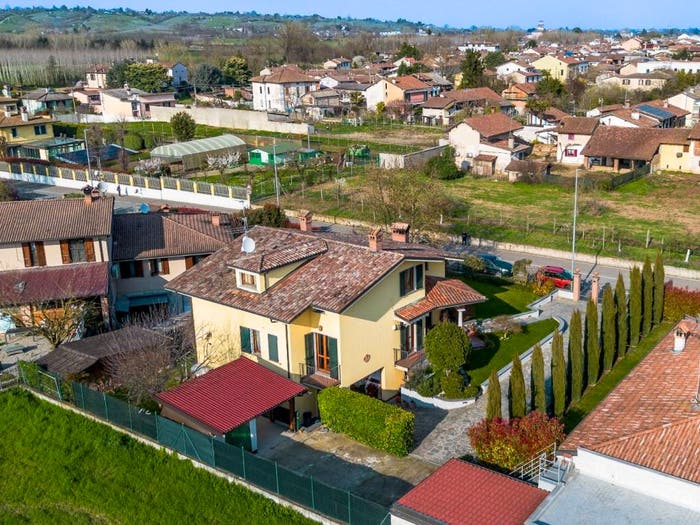 Casa con 6 locali in vendita in via giovanni falcone, Centro, Chignolo Po