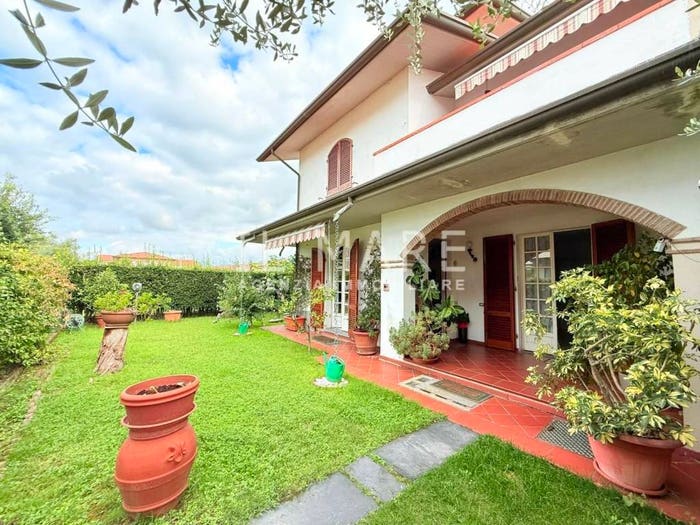 Casa con 6 locali in vendita in Marina di Massa Centro, Massa