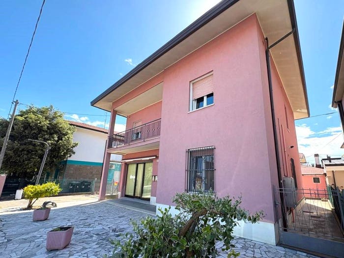 Casa con 6 locali in vendita in Via Alcide De Gasperi, Gambettola