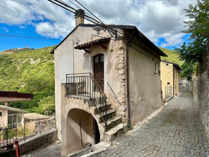 Casa trilocale in vendita in Via Fonte Amore snc, Centro, Caporciano