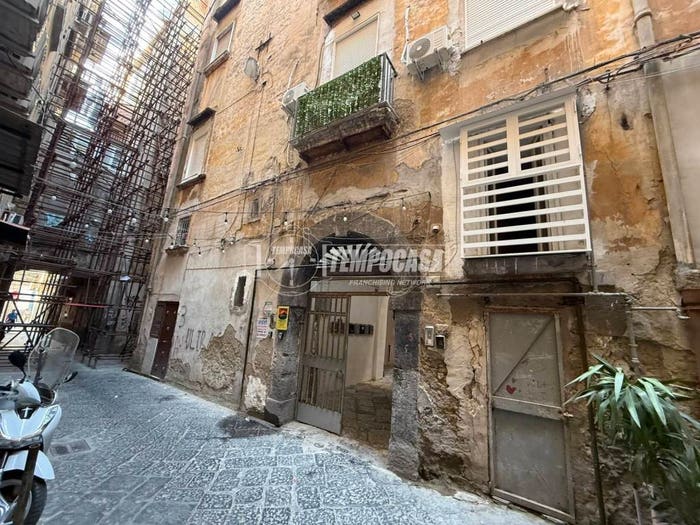 Appartamento bilocale in vendita in Vico Croce a Sant'Agostino, Tribunali, Napoli