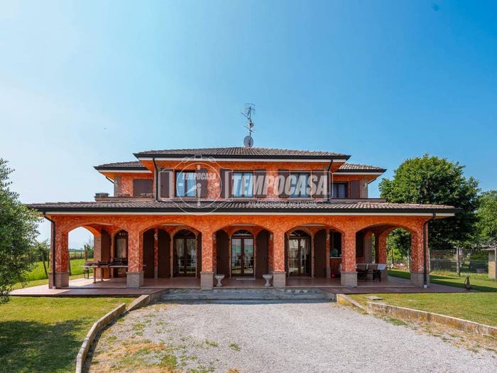 Casa con 6 locali in vendita in Via Benvenuto Cellini, Centro, Castelnovo di Sotto