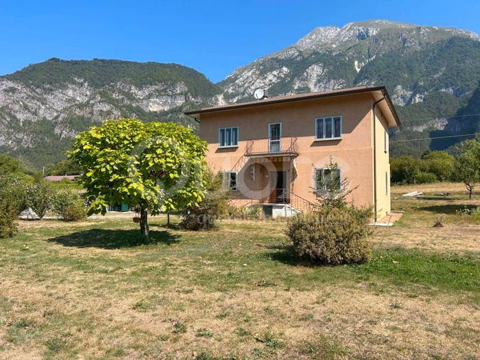 Casa con 6 locali in vendita in Via Nazionale, Amaro