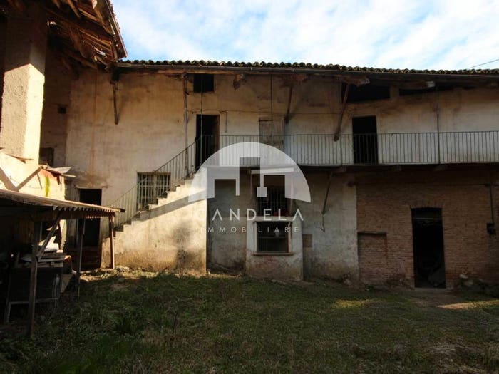 Casa con 6 locali in vendita in Borgata Piandeltroglio, Dogliani