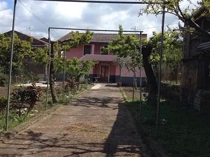 Casa quadrilocale in vendita in Via Cisterna, Limatola