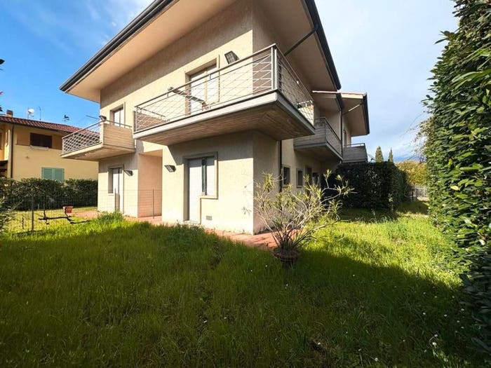 Casa quadrilocale in vendita in Via Arezzo, Marina di Massa Centro, Massa