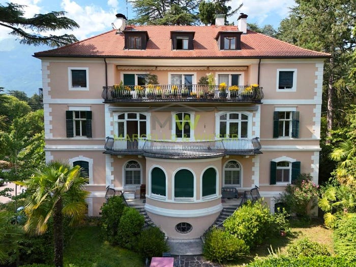 Appartamento con 5 locali in vendita in Via Santa Caterina, Centro, Merano