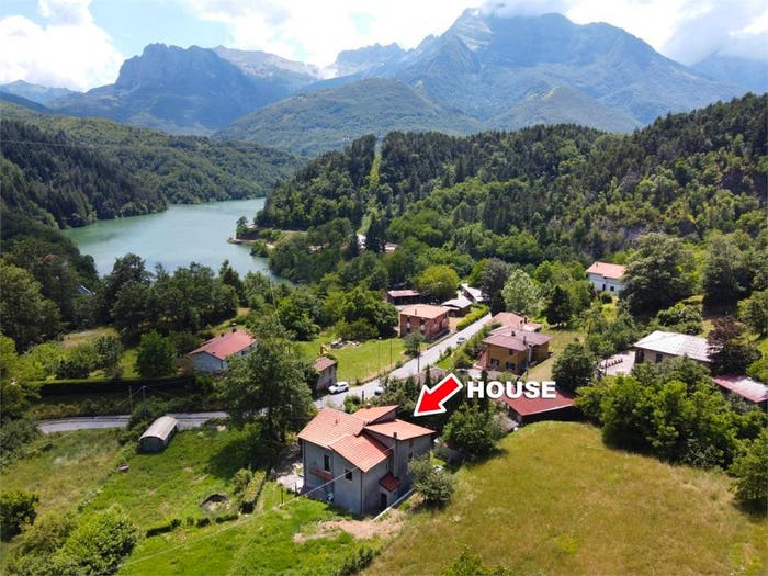 Casa con 6 locali in vendita in Minucciano