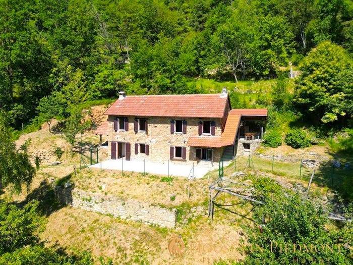 Casa con 6 locali in vendita in Gorzegno