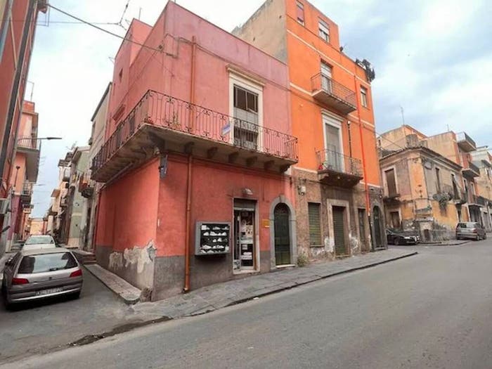 Casa con 6 locali in vendita in Via Vittorio Emanuele SNC, Adrano