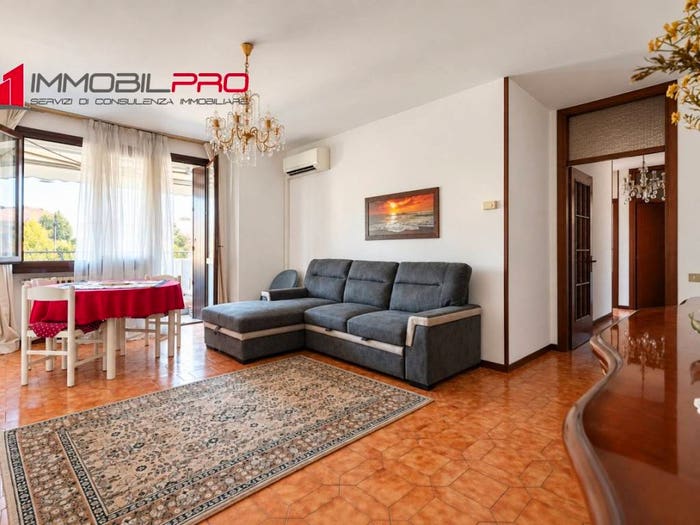 Appartamento trilocale in vendita in Via Aldo e Mario Saugo, Centro, Thiene