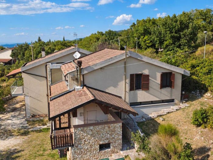 Casa con 6 locali in vendita in Frazione Castel del Monte, Acquasparta