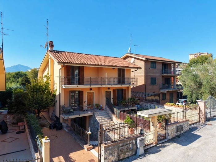 Casa quadrilocale in vendita in Via delle Ginestre, America Latina, Frosinone