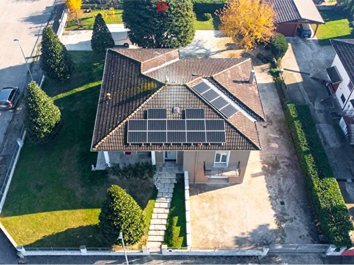 Casa con 6 locali in vendita in Via Allende, Centro, Quistello