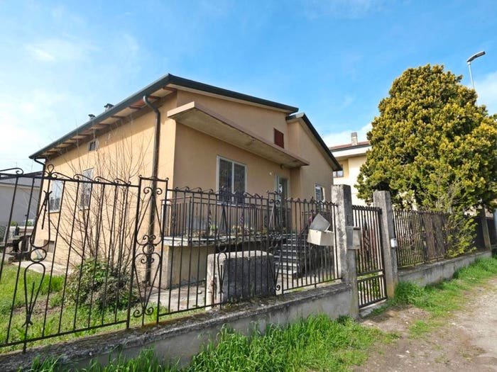 Casa quadrilocale in vendita in Via Crocioni, Villafranca di Verona