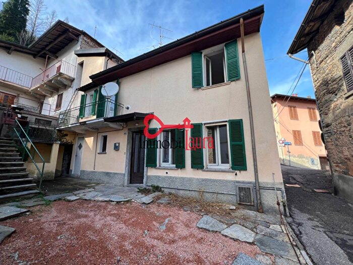 Casa quadrilocale in vendita in Cuasso Al Monte