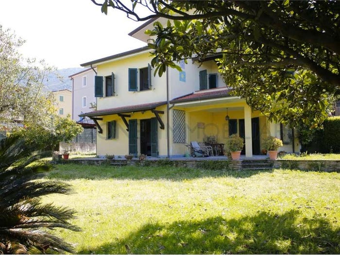 Casa con 6 locali in vendita in via di scorrimento, Zona Collinare Palatina, Montignoso