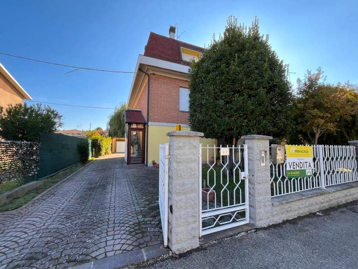 Casa con 6 locali in vendita in Centro, Fabbrico