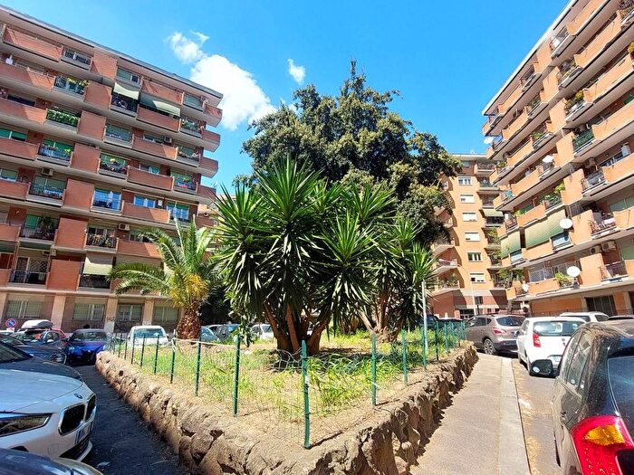 Appartamento trilocale in vendita in Via Appia Nuova, Colli Albani, Roma