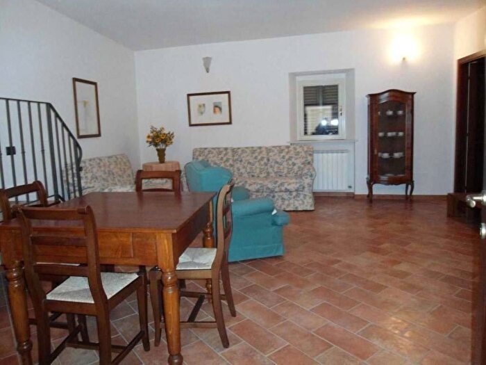 Casa con 6 locali in vendita in Via Ca' Staccolo, Urbino
