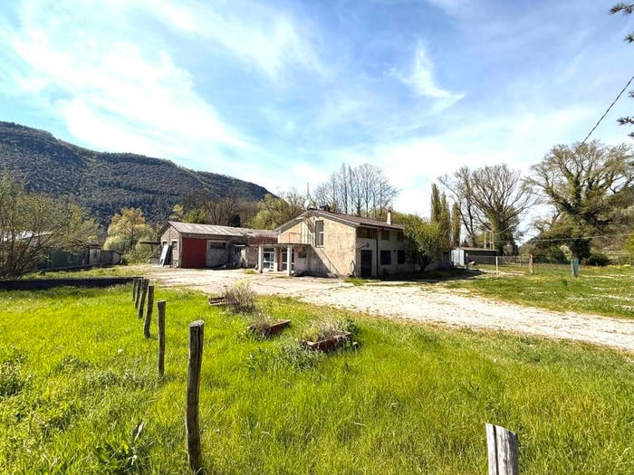 Casa con 5 locali in vendita in Via Valle, Rieti