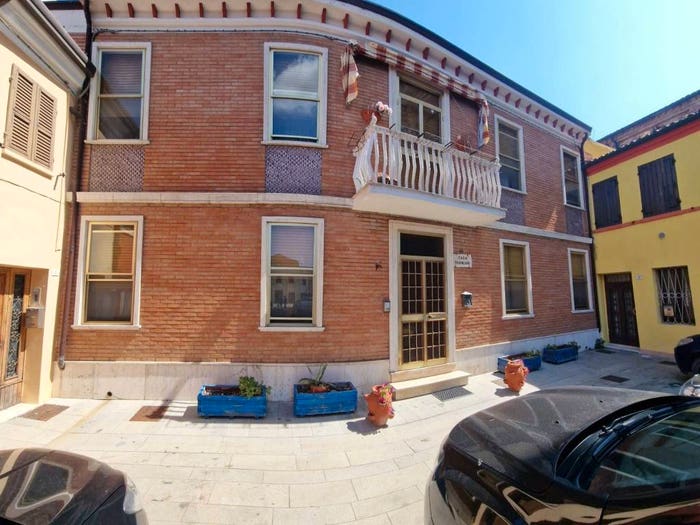 Casa con 6 locali in vendita in Piazza Settembre, Comacchio Città, Comacchio