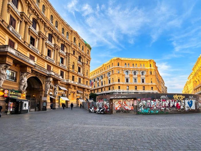 Appartamento quadrilocale in vendita in Piazza Nicola Amore, Mercato, Napoli