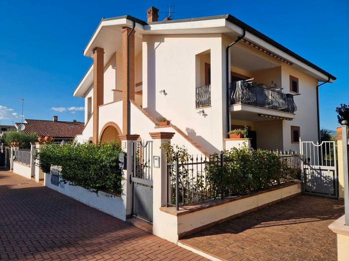 Appartamento quadrilocale in vendita in Via Picciano, Castelverde, Roma