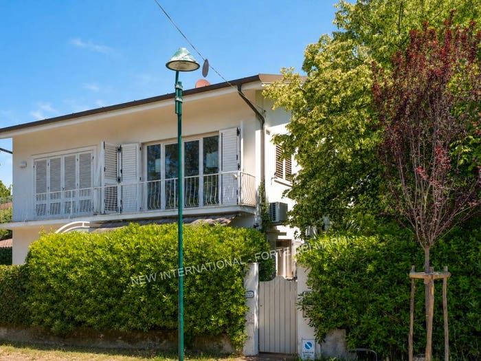 Casa con 6 locali in vendita in Via Trieste, Vittoria Apuana, Forte dei Marmi