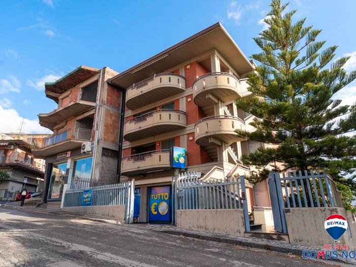 Casa con 6 locali in vendita in Via Cappuccini, Adrano