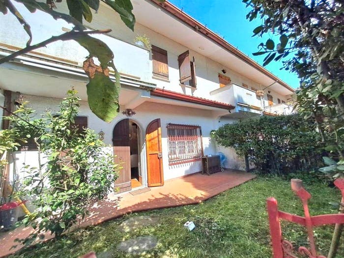 Casa quadrilocale in vendita in Marina di Massa Centro, Massa