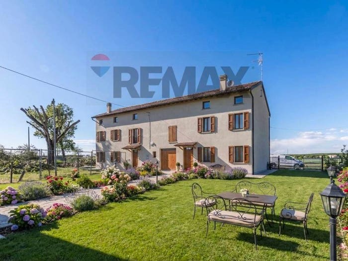 Appartamento con 6 locali in vendita in Strada della Cisa, Centro, Brescello