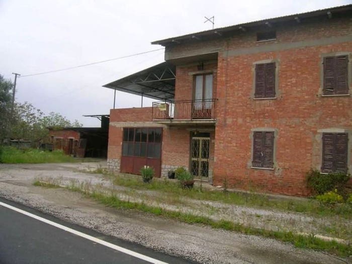 Casa con 6 locali in vendita in Cortona
