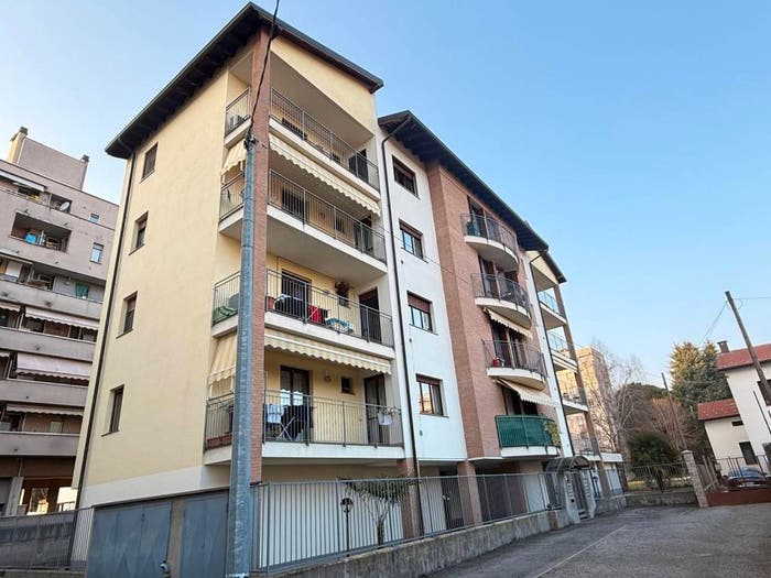 Appartamento trilocale in vendita in Via dei Salici, Caiello, Gallarate