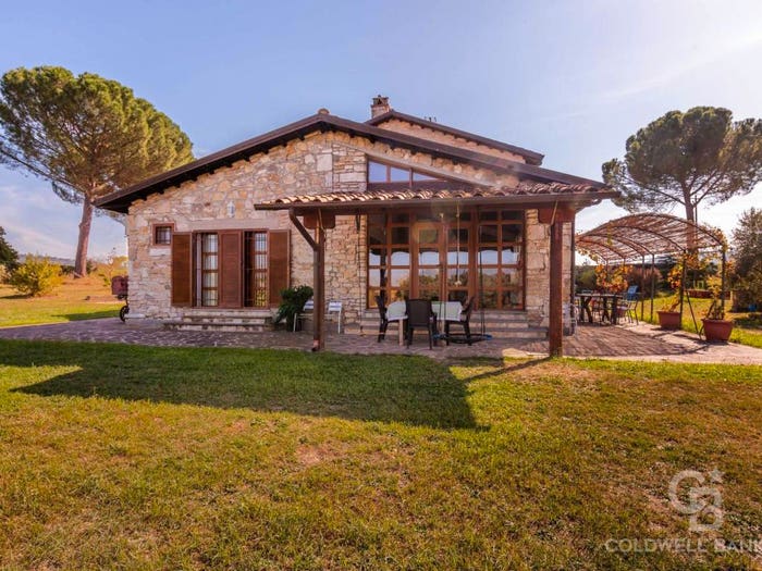 Casa con 6 locali in vendita in Via Vocabolo Lucignano, Orte