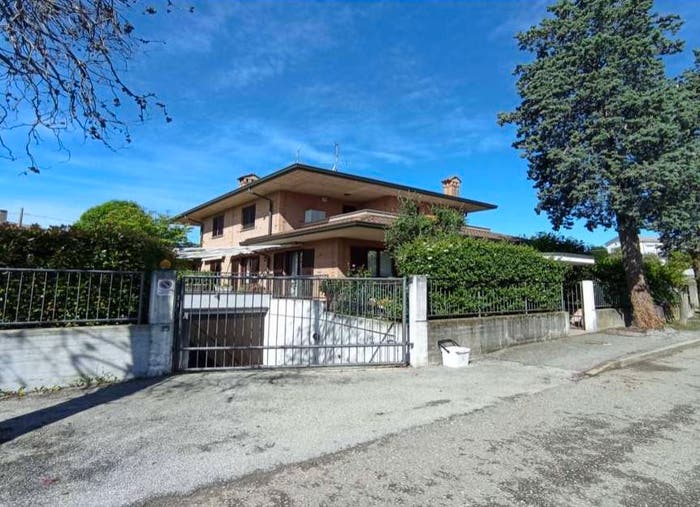 Casa con 6 locali in vendita in Via Zara, Centro, Inverigo
