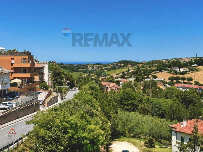 Appartamento con 5 locali in vendita in Via De Gasperi, Centro, Agugliano