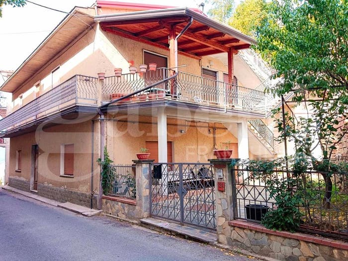 Casa con 6 locali in vendita in Via S Leo, Centro, Luzzi